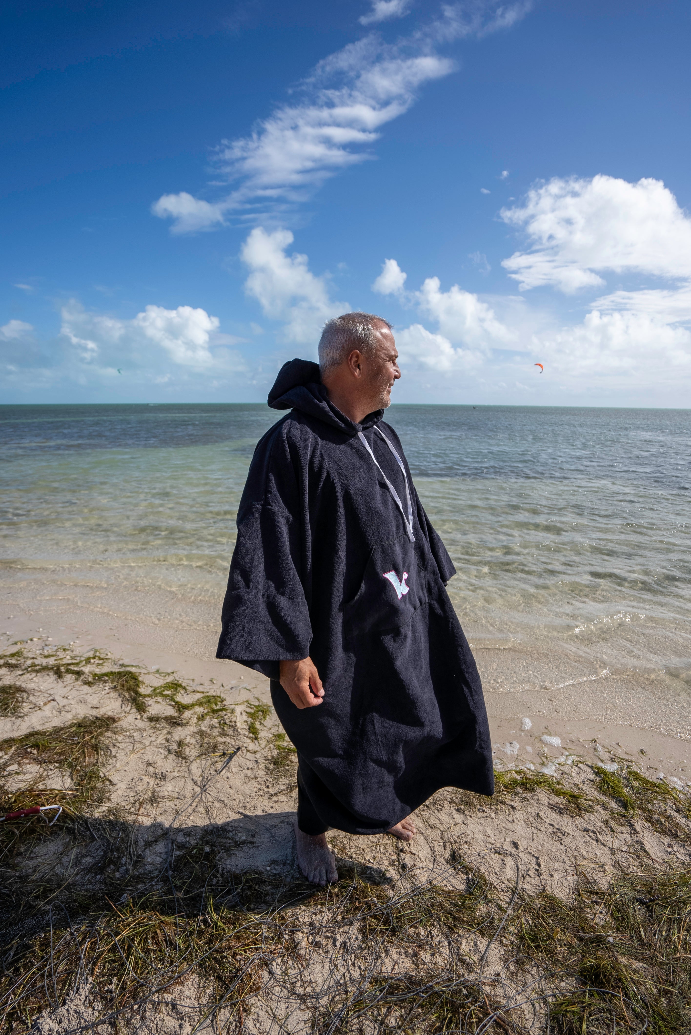Kite Kulture Water Resistant Changing Robe – Warm, Wind resistant & Oversized Poncho for Kitesurfing, Wing Foiling, Surfing & Watersports